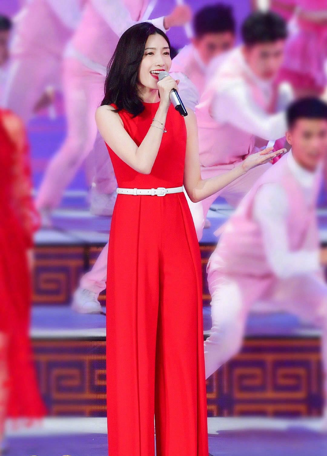 秦岚景甜江疏影三女神春晚同台,都穿中国红服