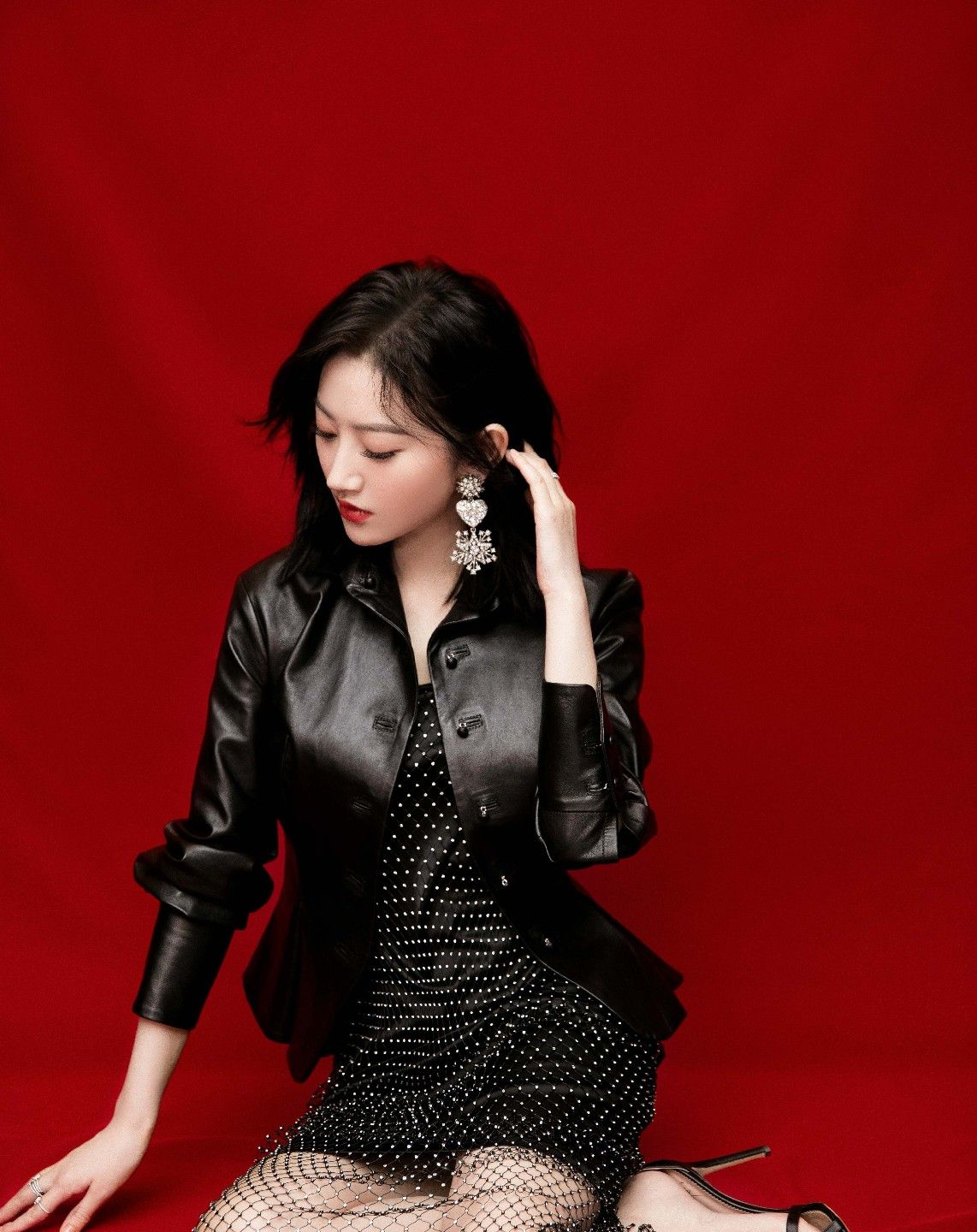 景甜3千的渔网裙还镶满碎钻,双腿交叠