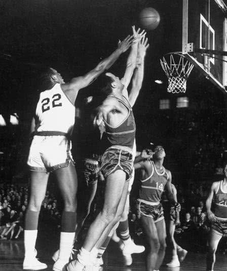 NBA球衣发展史:从短裤腰带的设计到短袖球衣