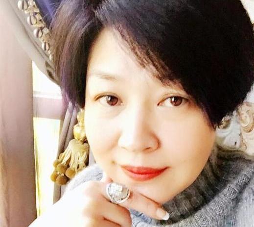 参观李咏曾经住的豪宅，在家会经常下厨做饭，很疼爱老婆女儿