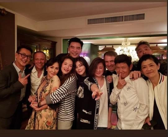 刘嘉玲在豪宅开派对却不见梁朝伟踪影 与舒淇搞怪出镜很可爱
