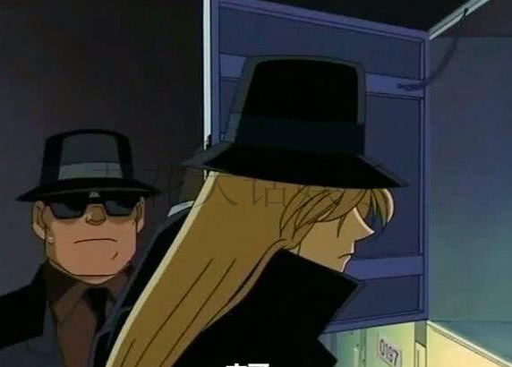 名侦探柯南:细节暴露琴酒也是卧底?黑衣人最