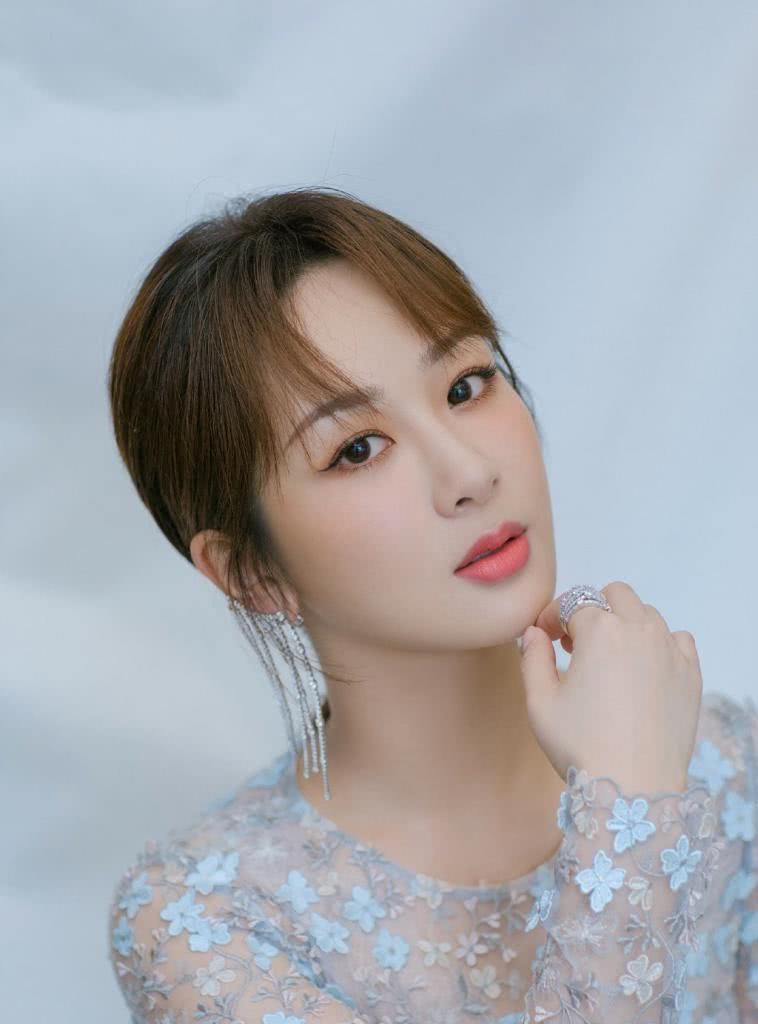 网曝杨紫机场被砸,鞋子还被人踩掉,工作室回应