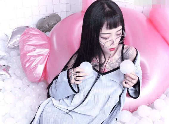 女主播直播时来大姨妈,直接打水清洗,声音让