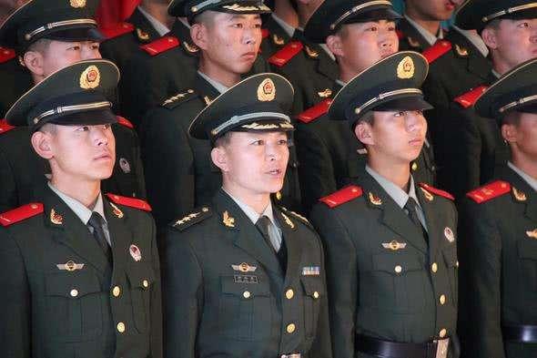 我国军官一般服役到多少岁退役？