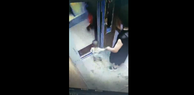 孩子天真无邪电梯扒门,妈妈不闻不问,终酿大错