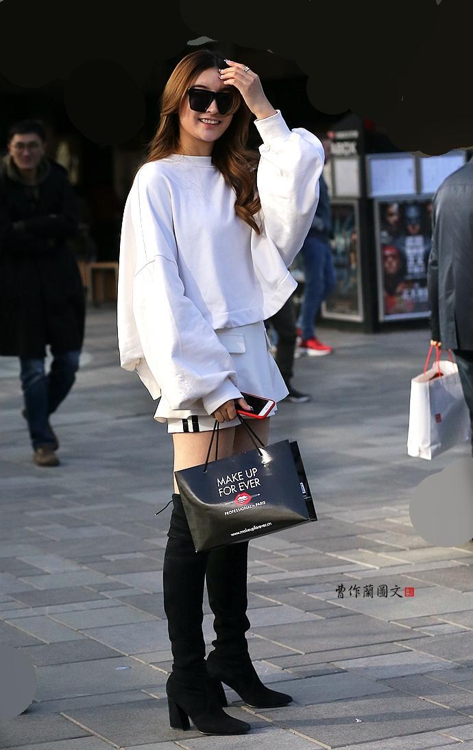 街拍：穿超短裙加超短裤的美女|美女|短裙|新意_新浪新闻