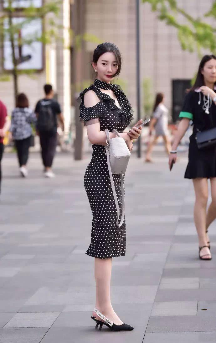 连衣裙舒适又利落,尽显满满的时尚气息,让你淑女范十足