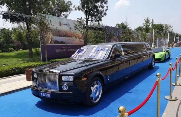 库存7年长9米的劳斯莱斯被中国土豪1.5亿买下，却来跑婚庆？
