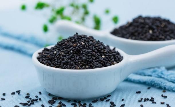 经常早上吃一小把黑芝麻,坚持一段时间,身体或