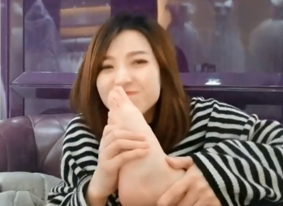 佳佳陪呆妹儿选礼服，休息时主动闻脚，网友:隔着屏幕都是味