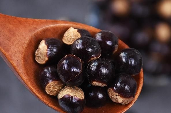 龙眼吃完核别扔，一斤20元，磨粉入药有妙用，适合这些症状的人