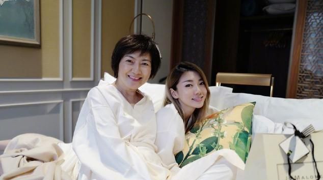 郑恺出席程晓玥母亲葬礼，程妈妈年轻时是一位惊艳了时光的美人