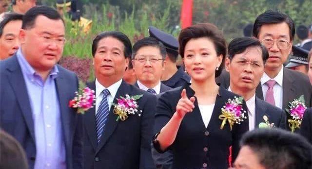 50岁杨澜家人曝光，22岁儿子完美继承妈妈美貌，女儿却像极了爸爸