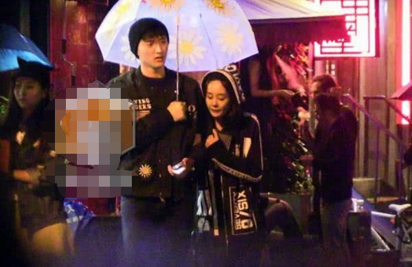 于小彤与女子穿情侣帽乘地铁,女方大五岁,工作