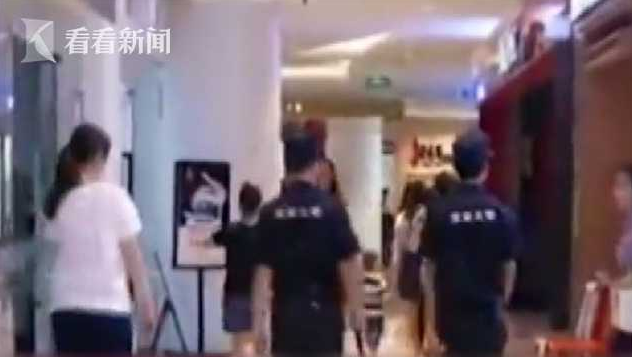 猖狂 男子当着母亲面将12岁少女拖进消防通道猥亵