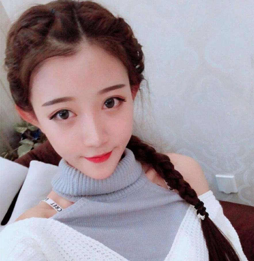 快手小伊伊身高图片