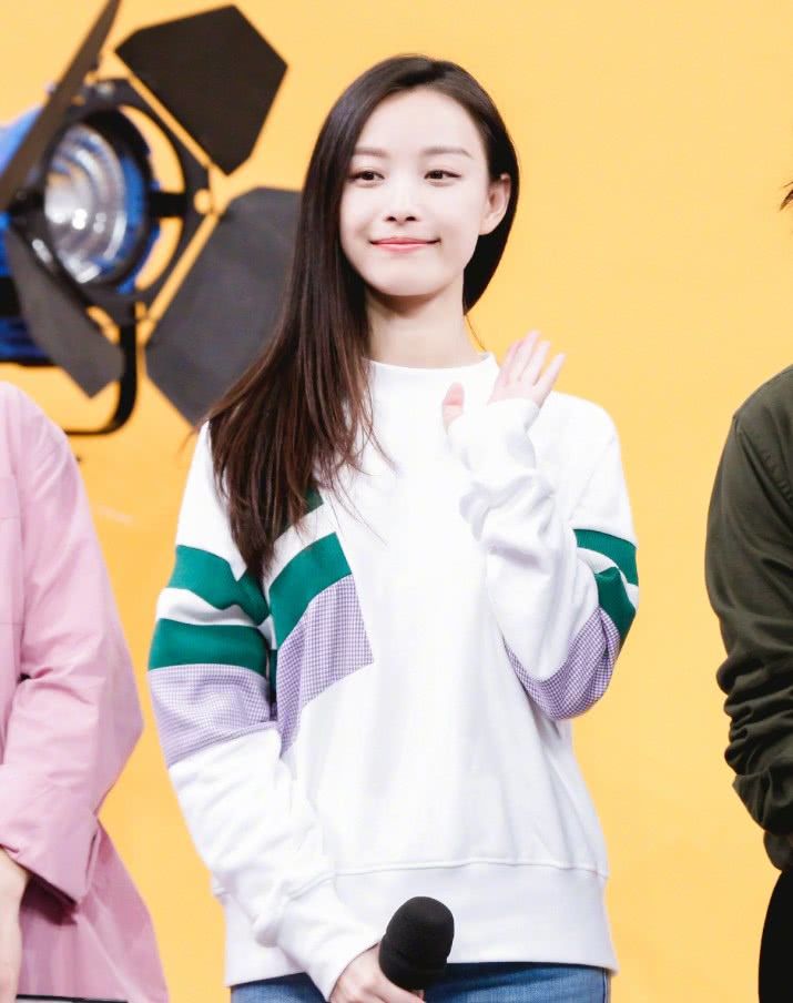倪妮一改往日穿搭风格,上半身还是乖乖女,下半身却充满初恋感!