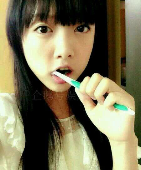 抱显卡的小女孩终于长大了，再问一遍：各位玩家选哪个！