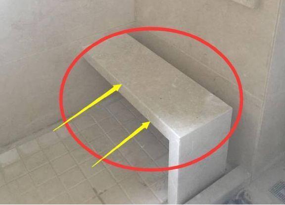 媳妇在淋浴房设计了个石凳,太实用了,邻居纷纷上门模仿!