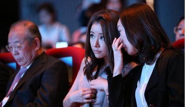 林心如出席活动穿错衣服,全程拿手捂住胸口,结