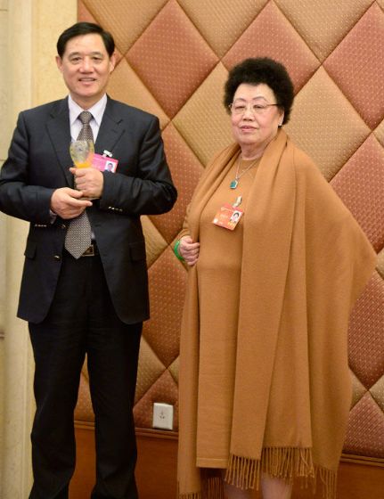 陈丽华的女儿像工人,儿媳却像位名媛!网友:赤裸裸的伤害