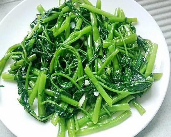 炒青菜时，想要不老不黄，记住3个小技巧就行，爽口好吃又鲜又嫩 