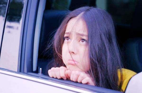 素颜的迪丽热巴对比抖音烟嗓女神莉哥,有一种