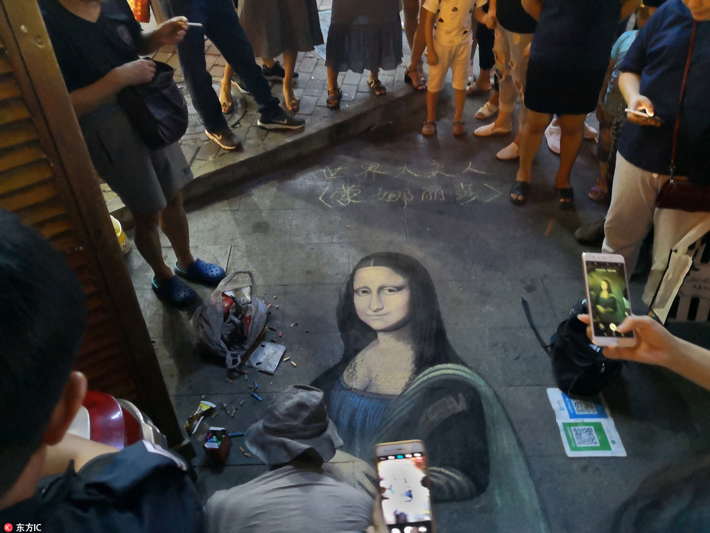 男子街头画蒙娜丽莎三年 梦想超越达芬奇