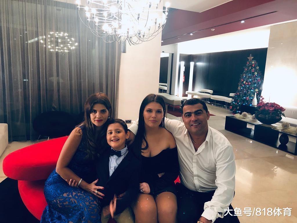 C罗乔治娜迪拜度假!游艇热吻帆船酒店当背景 带迷你罗看烟花跨年