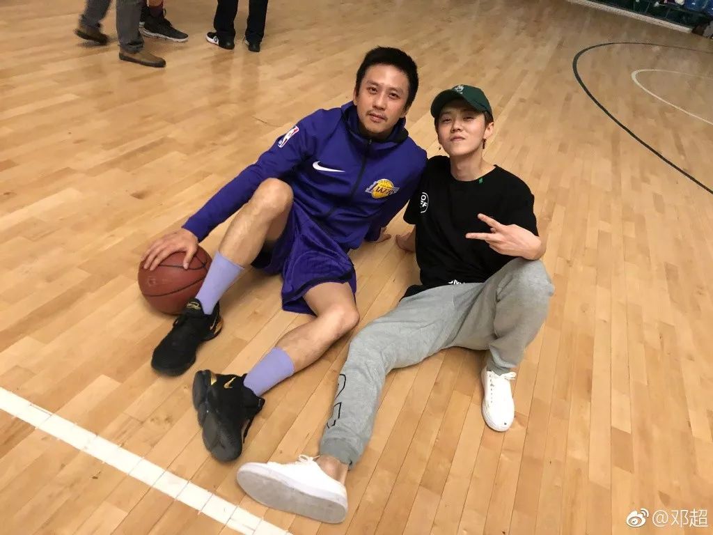 鹿晗打篮球关晓彤陪同?蔡徐坤回应人气争议?焦俊艳爸爸像魏大勋?