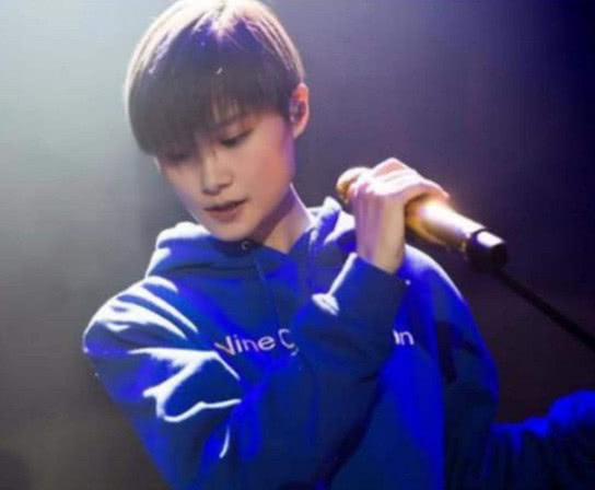 李宇春生日晒玫瑰小熊,遭凤姐暗讽,粉丝:过气网