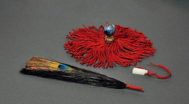 康熙巧用花翎教训明珠,原来“顶戴花翎”如此讲究 康熙巧用花翎教训明珠,原来“顶戴花翎”如此讲究