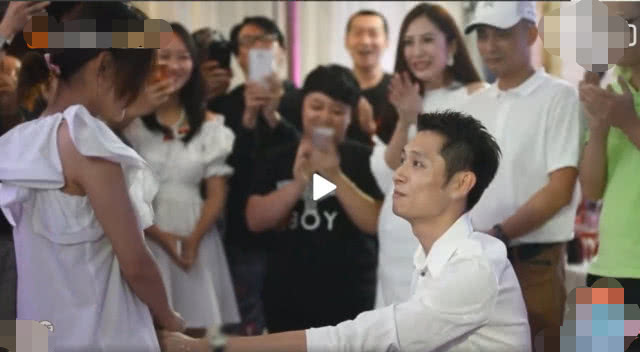 买超求婚视频引争议,张嘉倪被指腿短又粗,皮肤黑,买超是真的帅