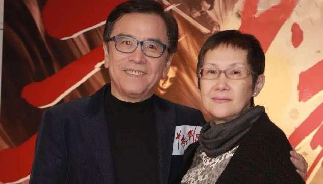 姜大卫夫妇挽手现身机场,儿子姜卓文负责推行李,一家三口温馨