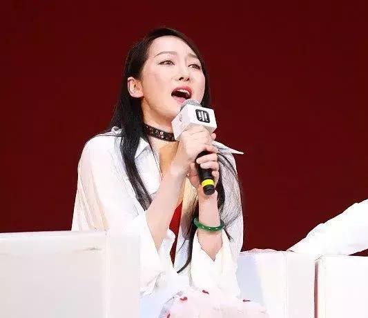 萨顶顶拿反话筒出现低级失误？专业歌手对“假唱行为”无声反抗！