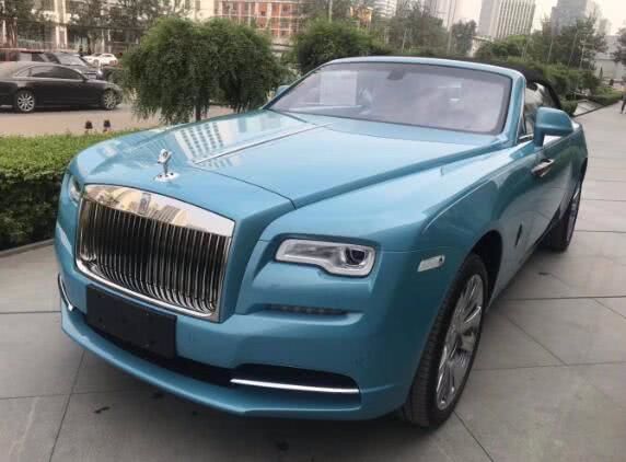 农村出身的劳模赵丽颖,现身家过亿,近亿元豪车