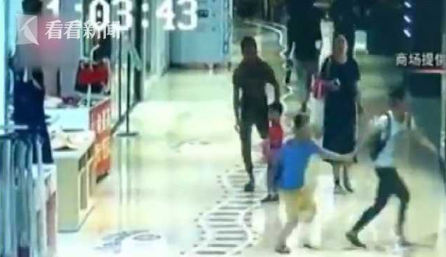 猖狂 男子当着母亲面将12岁少女拖进消防通道猥亵