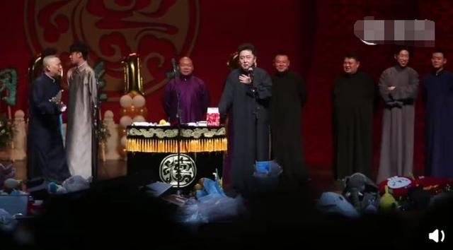钢丝节于谦台上唱摇滚逗乐全场,郭德纲收礼也