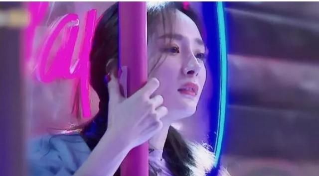 杨幂节目跳钢管舞,邓伦一脸呆萌直接无视,网友