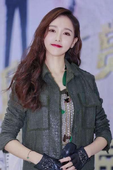 一双手套可以点缀气质, 像杨幂戴露手指手套看着就显少女!