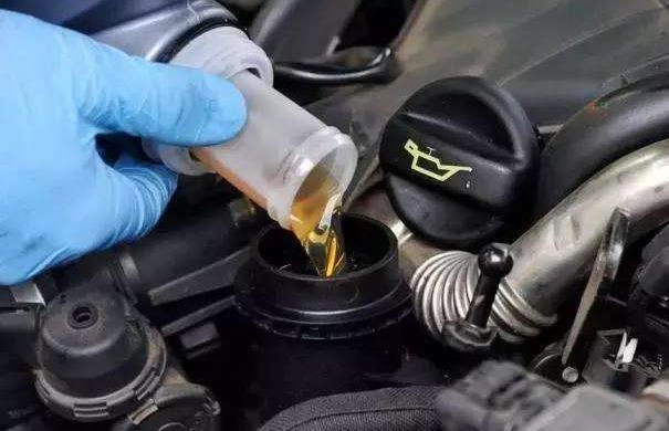 汽车保养完，记得把使用的机油桶拿回来，别“死要面子活受罪”！