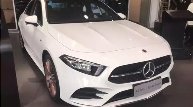 探店奔驰全新A级:拉长的车身、逆天的内饰,皆是对中国的爱