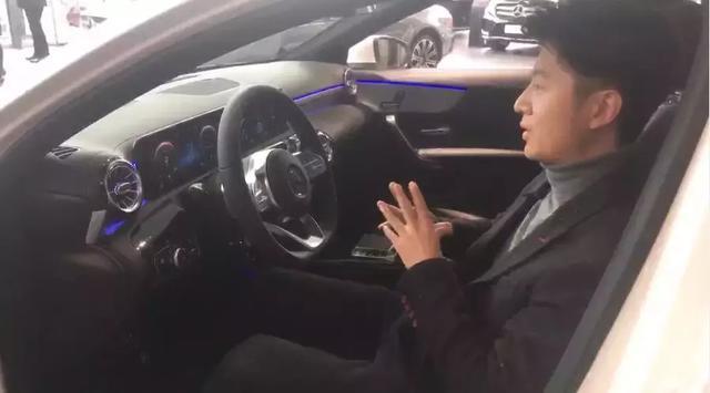 探店奔驰全新A级:拉长的车身、逆天的内饰,皆是对中国的爱