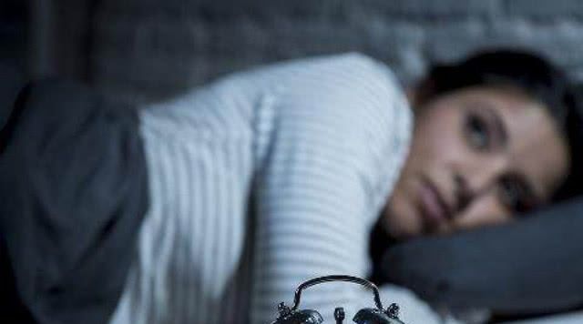 经常凌晨三四点醒来,之后就难以入睡了?可能是这2个原因导致的