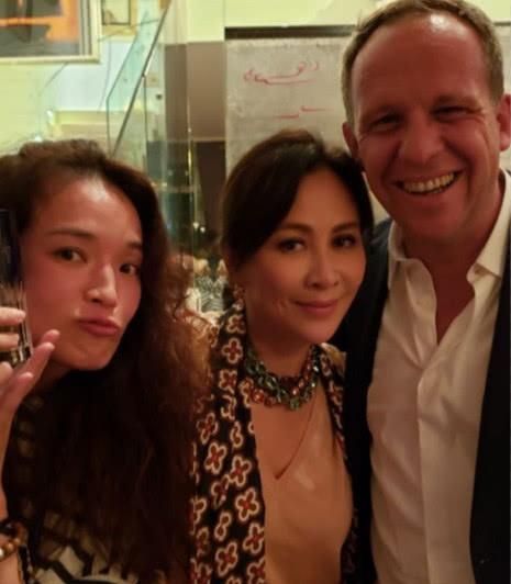 刘嘉玲在豪宅开派对却不见梁朝伟踪影 与舒淇搞怪出镜很可爱