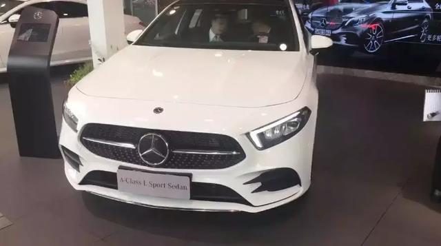 探店奔驰全新A级:拉长的车身、逆天的内饰,皆是对中国的爱