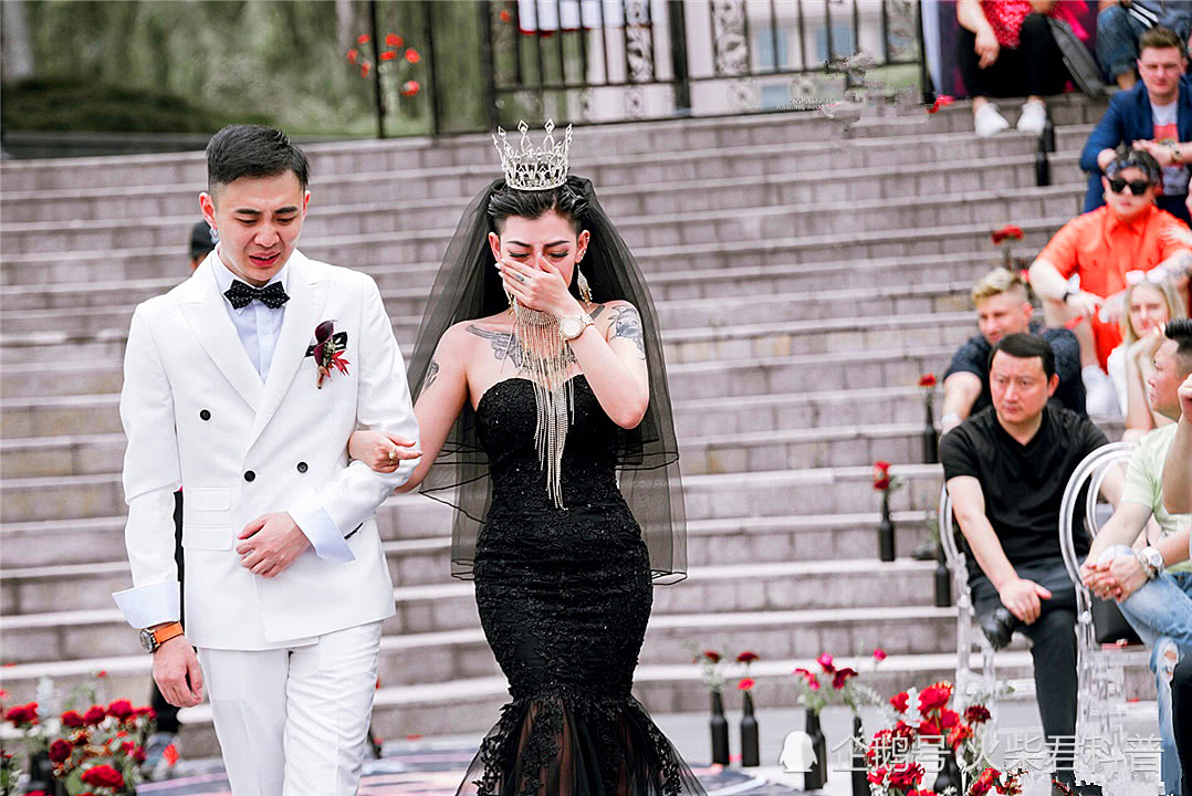 曾是全网最"独特"新娘,穿黑色婚纱惊艳无数人,婚后却判若两人