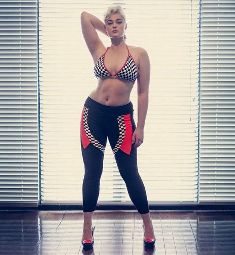 澳洲大码模特身材出众走红网络,腹部肌肉轮廓竟清晰可见!