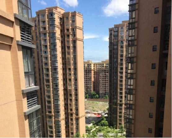 楼梯房和电梯房买哪个会更保值?听行内人一算